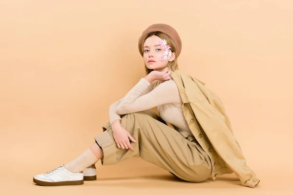 Attraktiva Flicka Beret Poserar Medan Sittande Golvet Isolerat Beige — Stockfoto