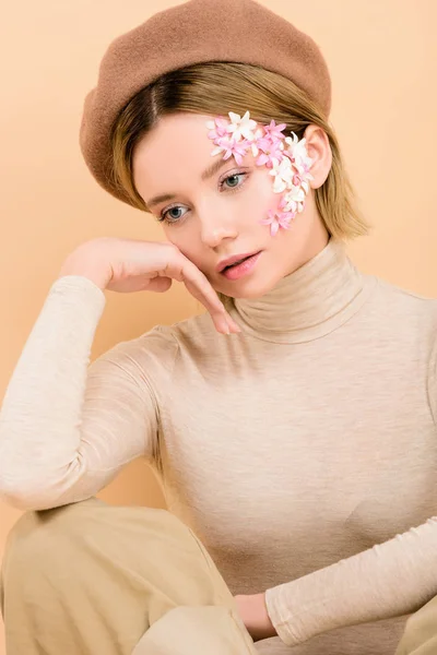 Attraktives Mädchen Mit Baskenmütze Berührt Gesicht Isoliert Auf Beige — Stockfoto