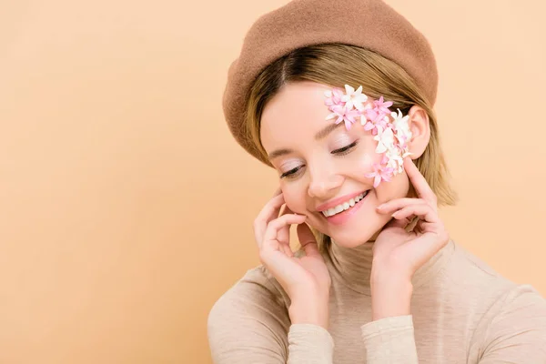 Met Bloemen Gezicht Vrolijke Trendy Baret Dragen Geïsoleerd Beige — Stockfoto