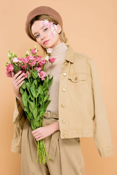 Trendige Frau Mit Blumen Gesicht Hält Strauß Isoliert Auf Beige — Stockfoto
