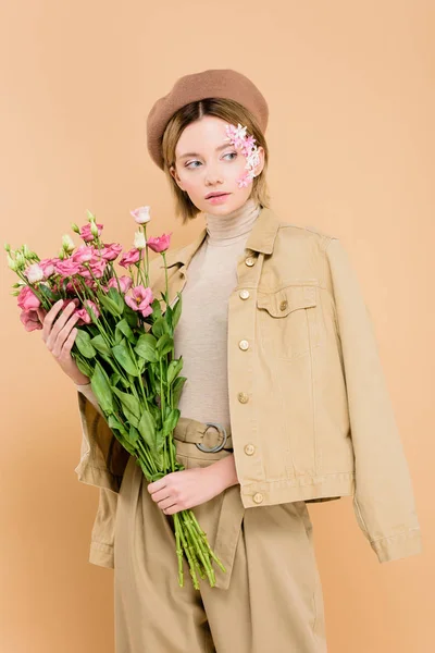 Stilvolle Frau Mit Blumen Gesicht Hält Strauß Isoliert Auf Beige — Stockfoto