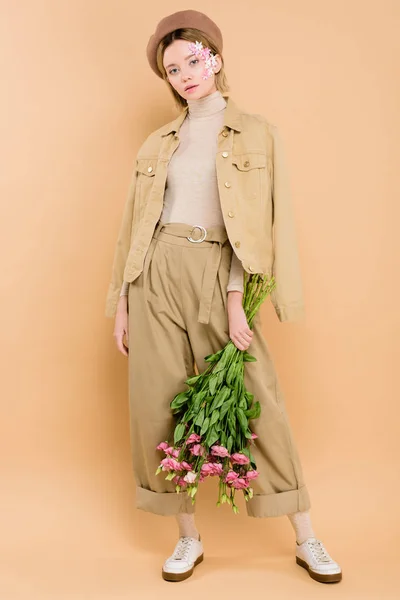 Menina Elegante Boina Segurando Buquê Com Flores Eustoma Isolado Bege — Fotografia de Stock