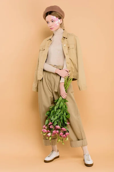 Stylish Girl Beret Standing Bouquet Isolated Beige — Stock Photo, Image