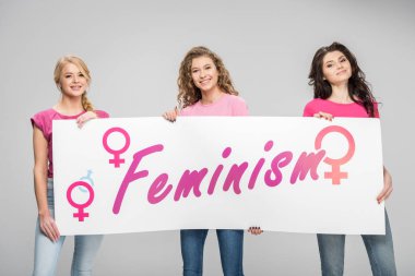 mutlu kız büyük işareti gri izole feminizm yazı ile tutarak