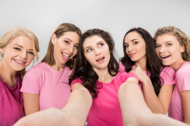 Selfie alma ve gülümseyen gri izole komik genç kadın
