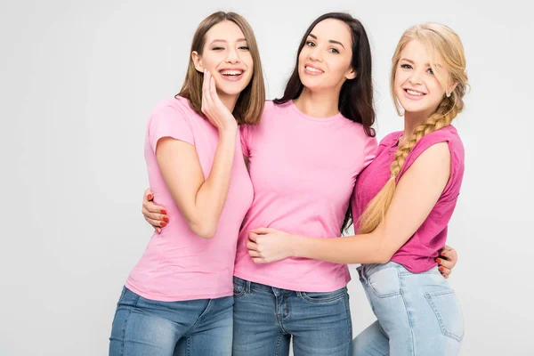 Mujeres Felices Pie Sonriendo Aisladas Gris — Foto de Stock