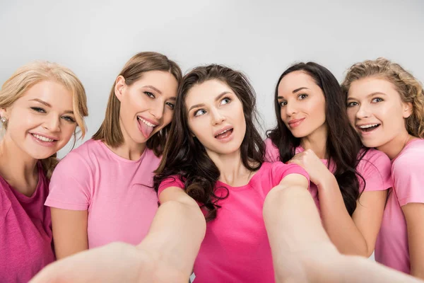 Divertente Giovani Donne Prendere Selfie Sorridente Isolato Grigio — Foto Stock