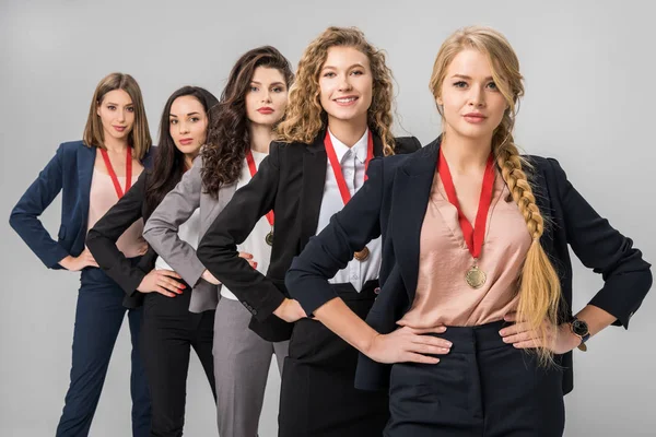 Selektiver Fokus Schöner Geschäftsfrauen Die Mit Medaillen Grau Vereinzelt Stehen — Stockfoto