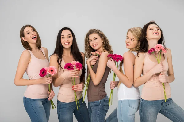Glada Flickor Hålla Rosa Blommor Och Leende Isolerad Grå — Stockfoto