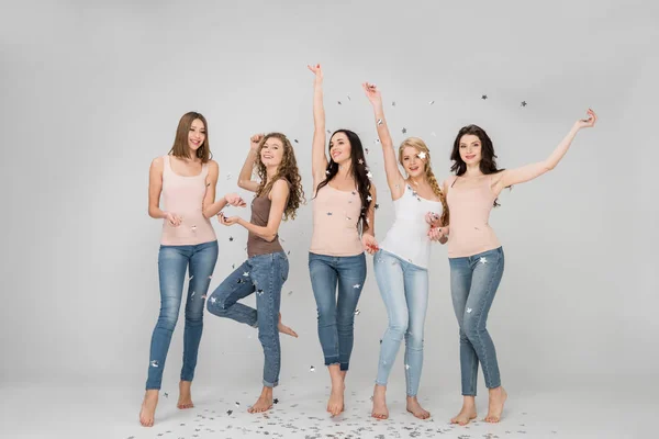 Chicas Alegres Pie Sonriendo Cerca Confeti Estrellas Sobre Fondo Gris —  Fotos de Stock