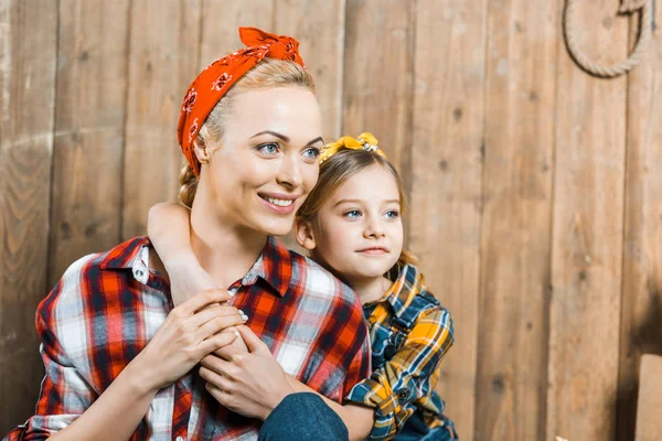 Adorable Hija Abrazando Feliz Madre Cerca Valla Madera — Foto de Stock