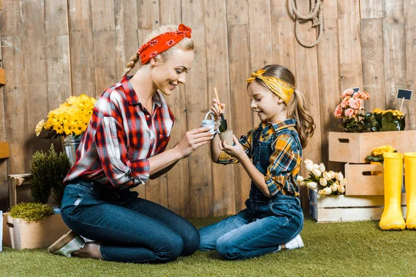 Kis Toy Locsolókanna Közelében Aranyos Lánya Növény Öntözés Gyönyörű Anya — Stock Fotó