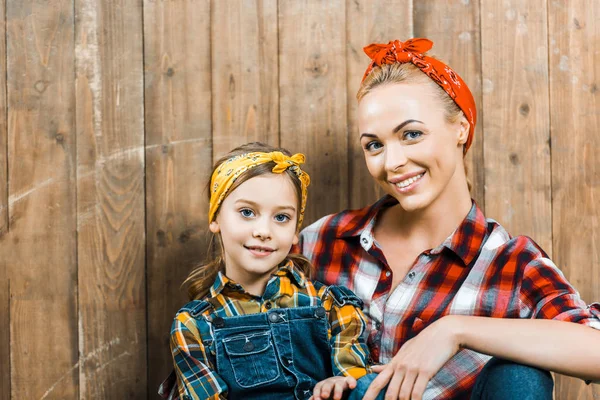 Lyckligt Barn Leende Med Mor Nära Trästaket — Stockfoto