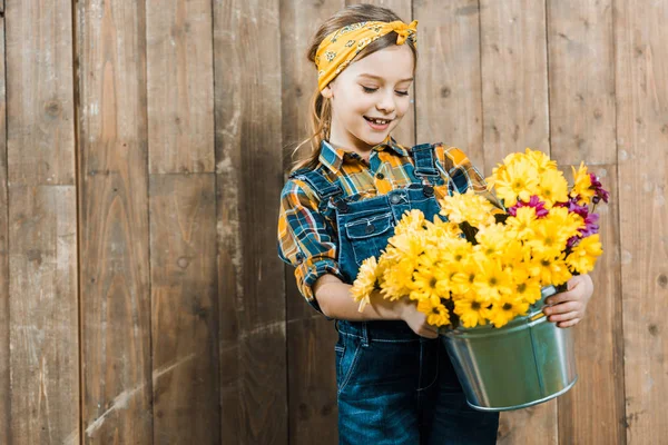 Glückliches Kind Blickt Auf Blumen Eimer Und Steht Holzzaun — Stockfoto