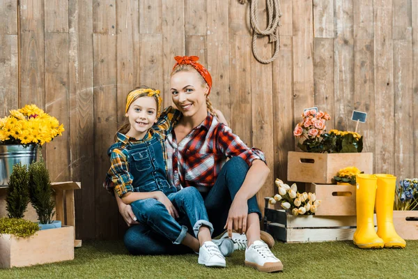 Vrolijk Kind Lacht Terwijl Zit Buurt Van Moeder Groen Gras — Stockfoto