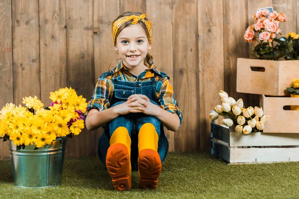 Niño Alegre Sentado Hierba Zapatos Amarillos Cerca Las Flores — Foto de Stock