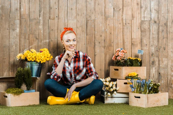 Beautiful Woman Sitting Crossed Legs Flowers Wooden Boxes — Stock Photo, Image