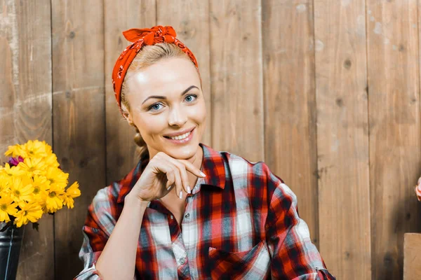 Vacker Kvinna Tittar Kameran Och Leende Nära Trästaket — Stockfoto