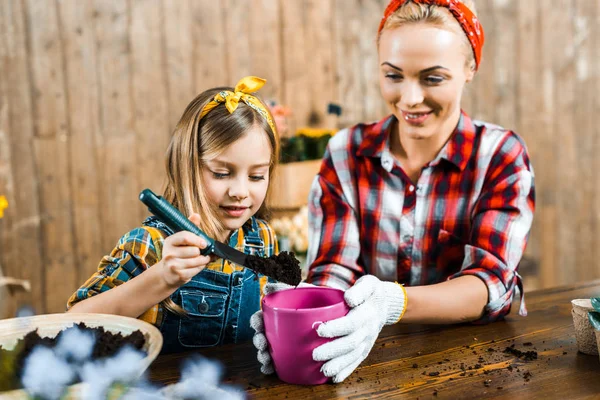 Niedliches Kind Hält Schaufel Mit Erde Der Nähe Von Mama — Stockfoto