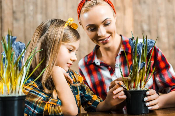 Anak Yang Bahagia Menyentuh Bunga Pot Dekat Ibu Yang Cantik — Stok Foto
