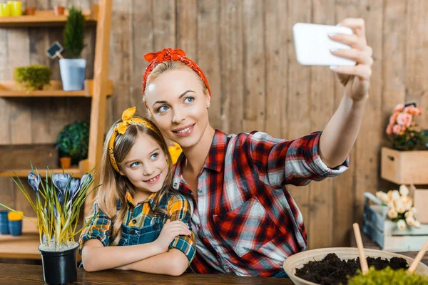 Foco Seletivo Bela Mãe Tomando Selfie Com Filha Bonito — Fotografia de Stock