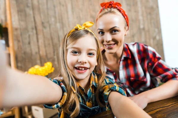 Selektywny Fokus Wesoły Dzieciak Biorąc Selfie Piękna Matka — Zdjęcie stockowe