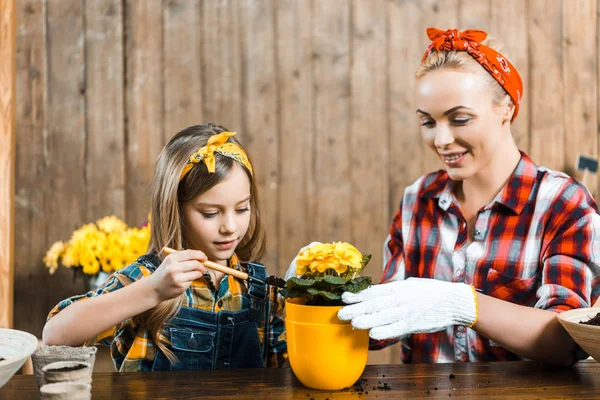 Kid Holding Shovel Ground Pot While Sitting Mother — Stock Photo, Image