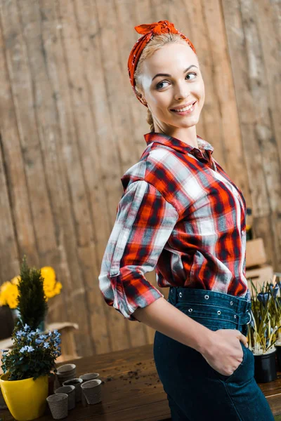 Atractiva Mujer Sonriendo Pie Con Mano Bolsillo —  Fotos de Stock