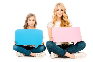 sevimli çocuk ve çapraz ayaklı katta oturan ve konuşma balonları beyaz arka plan üzerinde tutan güzel anne