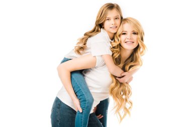 güzel anne çok güzel kızı beyaz izole piggybacking