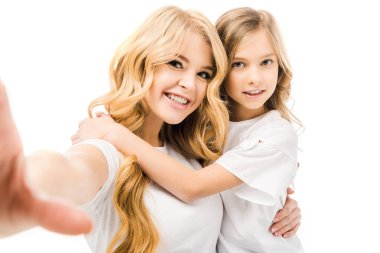 mutlu anne ve kucaklayan ve üzerinde beyaz izole kamera bakıyor tatlı çocuk