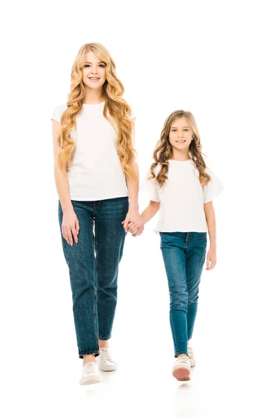 Belle Mère Adorable Fille Shirts Blancs Jeans Bleus Tenant Les — Photo