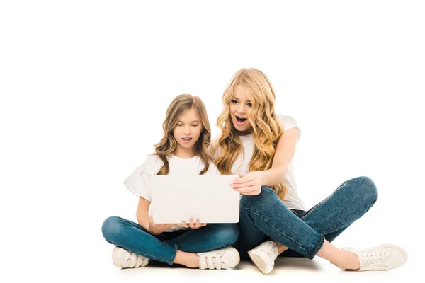 Geamuseerd Moeder Schattig Kind Van Vloer Met Gekruiste Benen Zitten — Stockfoto