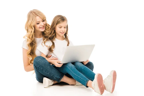 Smiling Mother Daughter Using Laptop While Sitting Floor White Background — Stock Photo, Image