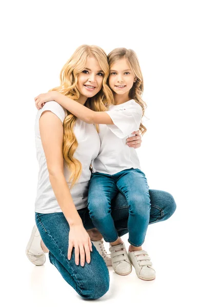 Adorável Filha Abraçando Mãe Enquanto Sentado Joelho Mães Isolado Branco — Fotografia de Stock