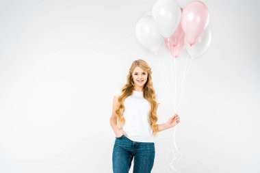 Beyaz arka plan üzerinde beyaz ve pembe hava balonları tutan cebinde el ile güzel kadın