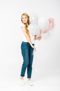 Beyaz arka plan üzerinde beyaz ve pembe bir festival hava Balonlu gülümseyen güzel kadın
