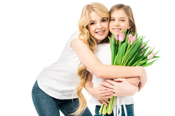 Szczęśliwą Matką Ogarnięcie Urocza Córka Trzymając Bukiet Róż Tulipany Białym — Zdjęcie stockowe