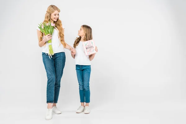 Щаслива Мати Красивими Рожевими Тюльпанами Усміхнена Дочка Щасливим Днем Матері — стокове фото
