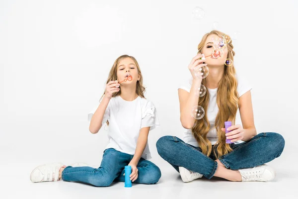 Niedliches Kind Mit Hübscher Mutter Die Seifenblasen Bläst Während Sie — Stockfoto