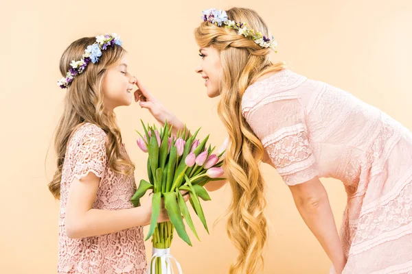 Carino Bambino Tenendo Bouquet Tulipani Rosa Con Gli Occhi Chiusi — Foto Stock