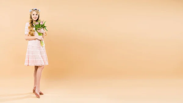 Vonzó Finom Csipkés Ruhában Gazdaság Csokor Rózsaszín Tulipán Sárga Háttérrel — Stock Fotó