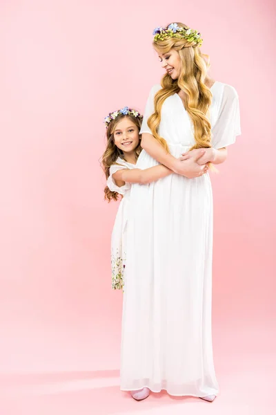 Hermosa Madre Adorable Hija Elegantes Vestidos Blancos Coloridas Coronas Florales —  Fotos de Stock