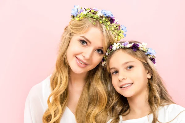 Attraktiva Mor Och Söta Barn Färgglada Blommor Kransar Tittar Kameran — Stockfoto