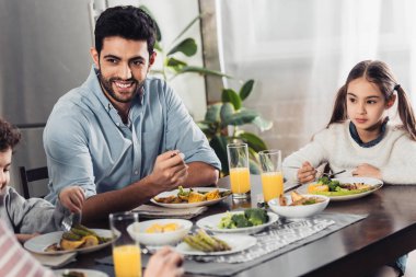 karısı kızı ve oğlu yakınındaki öğle yemeği yerken seyir yakışıklı latin baba 