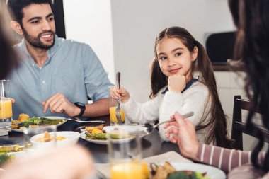 seçici odak bir yakışıklı latin baba kızı karısı yakınındaki öğle yemeği yerken arıyorsunuz 