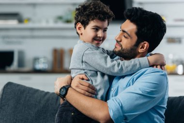 mutlu latin baba sarılma şirin oğul evde