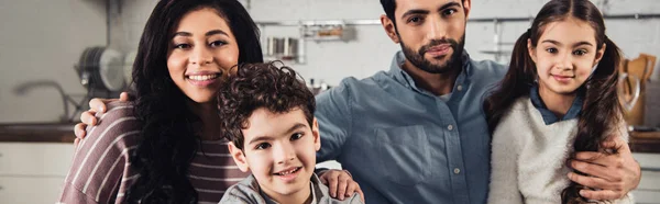 Alegre Familia Hispana Sonriendo Mientras Mira Cámara Casa — Foto de Stock