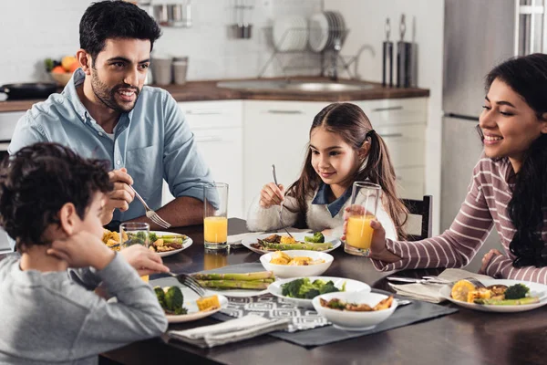 Feliz Familia Hispana Sonriendo Mientras Almorzaba Casa —  Fotos de Stock