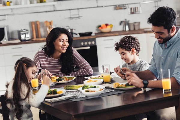 Feliz Familia Hispana Sonriendo Mientras Almorzaba Casa — Foto de Stock